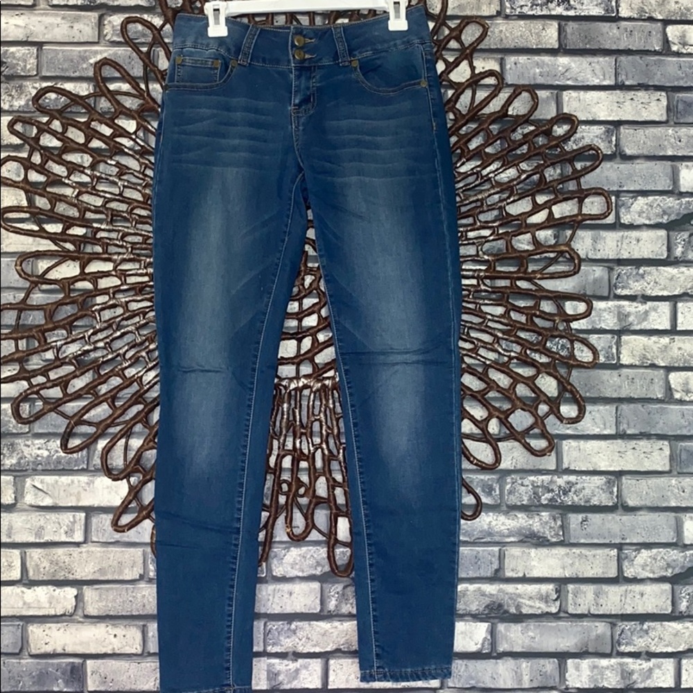 New stretch skinny jeans size 9 distressed